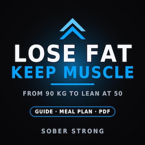 Könnte beinhalten: Digitalgrafik mit dem Text "LOSE FAT KEEP MUSCLE" in Weiß und Blau. Darunter steht "FROM 90 KG TO LEAN AT 50" und "GUIDE • MEAL PLAN • PDF". Der Text unten lautet "SOBER STRONG".