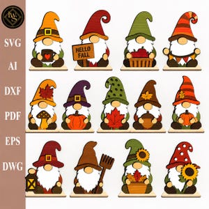 Peut inclure: Une collection de douze figurines de gnomes en bois avec divers accessoires sur le thème de l'automne, notamment des citrouilles, des tournesols, des feuilles d'érable, des champignons et des lanternes, chacun sur un socle en bois.