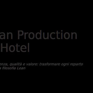 Può includere: Uno sfondo scuro con il testo "Lean Production in Hotel" in grigio. Sotto, il testo "Efficienza, qualità e valore: trasformare ogni reparto con la filosofia Lean" è visualizzato in bianco. Un vortice decorativo bianco e marrone è a destra.
