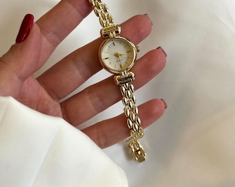 Elegant Women's Gold Bracelet Quartz Watch: Chic and Minimalist Wristwatch, Gift for Her