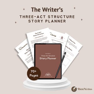 Könnte beinhalten: Ein digitales Tablet mit The Writer's Three-Act Structure Story Planner und einem Eingabestift, umgeben von gedruckten Seiten mit Abschnitten wie The Resolution, Falling Action und Planning Sheets sowie einem braunen 70+ Pages Abzeichen.
