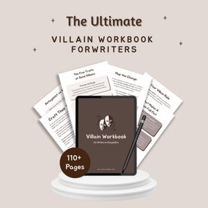 Puede incluir: Una tableta digital que muestra una portada marrón titulada Villain Workbook For Writers & Storytellers con un icono de máscara de teatro, rodeada de varias páginas impresas blancas con ejercicios de escritura y un lápiz óptico negro.