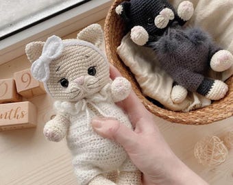 Patrón de ganchillo para gatito con overol (amigurumi) en PDF, tutorial para crear un lindo peluche de gato, tutorial para hacer tú mismo un animal de peluche con mono y lazo.