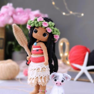 Moana häkeln Puppe PDF, Prinzessin Amigurumi Puppe mit Pua Schweinchen & Paddel, Hawaiianisch inspirierte Charakter Spielzeug DIY Download