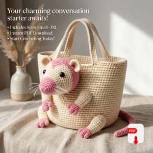 Könnte beinhalten: Eine beige Häkeltasche mit einem dreidimensionalen Rattendesign auf der Vorderseite. Die Ratte hat ein rosa Gesicht, schwarze Augen und weiße Schnurrhaare. Die Tasche enthält den Text: Your charming conversation starter awaits! Includes Sizes Small-3XL, Instant PDF Download, Start Crocheting Today!
