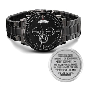 Könnte beinhalten: Schwarze Armbanduhr mit schwarzem Metallarmband und rundem schwarzem Zifferblatt. Die Uhr verfügt über Hilfszifferblätter, Zeiger und eine Datumsanzeige. Eine separate silberne Scheibe mit eingraviertem Text über körperliches Training und Gottesfurcht ist ebenfalls sichtbar.