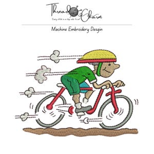 Könnte beinhalten: Ein Maschinenstickdesign mit einer Zeichentrickfigur, die einen gelben Helm und ein grünes T-Shirt trägt und auf einem roten Fahrrad fährt. Das Design enthält Bewegungslinien und eine braune Bodenlinie. Der Text oben lautet Thread Charm und Machine Embroidery Desgin.
