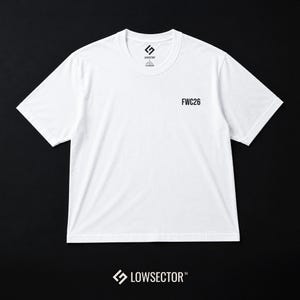 Pu&ograve; includere: Una t-shirt bianca a maniche corte con scollo rotondo e il testo nero FWC26 stampato sulla parte superiore destra del petto. L'etichetta interna sul collo mostra il logo Lowsector e le informazioni sulla taglia in inchiostro nero.