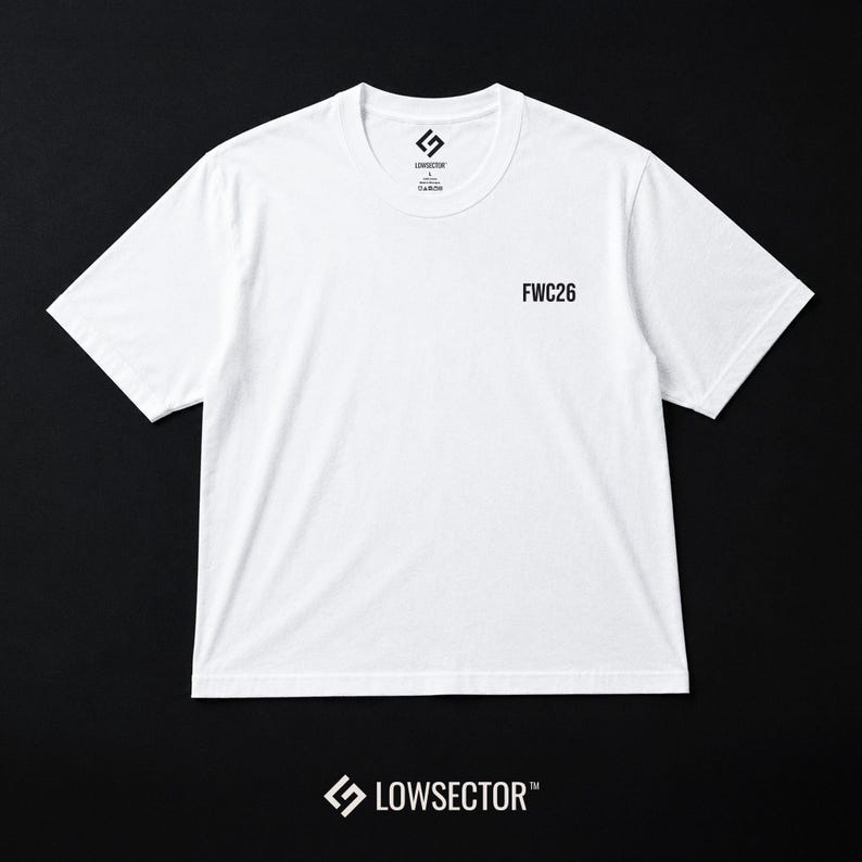 Pu&ograve; includere: Una t-shirt bianca a maniche corte con scollo rotondo e il testo nero FWC26 stampato sulla parte superiore destra del petto. L'etichetta interna sul collo mostra il logo Lowsector e le informazioni sulla taglia in inchiostro nero.