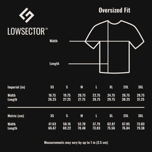 Pu&ograve; includere: Una tabella taglie nera per una t-shirt dal taglio oversize con il logo LOWSECTOR. Mostra le misure di larghezza e lunghezza in pollici per le taglie dalla XS alla 3XL, insieme a una tabella di conversione metrica in centimetri e una nota.