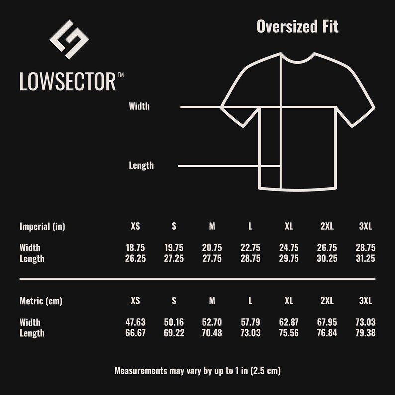 Pu&ograve; includere: Una tabella taglie nera per una t-shirt dal taglio oversize con il logo LOWSECTOR. Mostra le misure di larghezza e lunghezza in pollici per le taglie dalla XS alla 3XL, insieme a una tabella di conversione metrica in centimetri e una nota.
