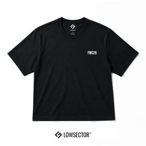 Pu&ograve; includere: Una t-shirt nera a maniche corte con scollo rotondo e il testo bianco FWC26 stampato sulla parte superiore destra del petto. L'etichetta interna sul collo mostra il logo Lowsector e le informazioni sulla taglia in bianco su sfondo nero.