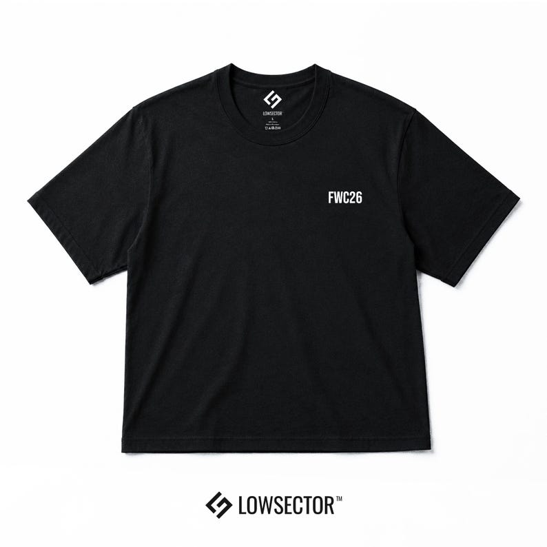 Pu&ograve; includere: Una t-shirt nera a maniche corte con scollo rotondo e il testo bianco FWC26 stampato sulla parte superiore destra del petto. L'etichetta interna sul collo mostra il logo Lowsector e le informazioni sulla taglia in bianco su sfondo nero.