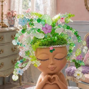 La ragazza del giardino: Pianta eterna decorata con perline e acchiappasole dal design stravagante