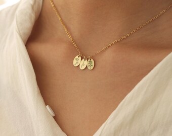 Collar personalizado con nombre y flor de nacimiento • Dijes familiares personalizados • Plata de ley bañada en oro