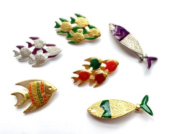 Spilla a forma di pesce in smalto, nuova, fondo di magazzino, gioiello vintage a tema vita marina, regalo per gli amanti degli acquari, gioiello dai colori tropicali brillanti
