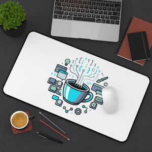Op de afbeelding: Een rechthoekige witte bureaumat met een centrale afbeelding van een lichtblauwe koffiekop met printplaatlijnen, binaire code, haakjes en diverse computergerelateerde iconen zoals een gloeilamp, een penseel en toetsenbordtoetsen.