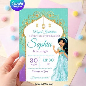 以下が含まれることがあります： 「Royal Invitation」と「Sophia」の文字が入った、ターコイズと紫の誕生日招待状。招待状には、パーティーの日時と場所、そしてプリンセスのイラストが描かれています。