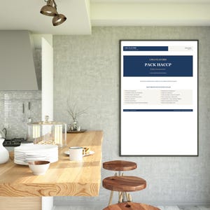 Peut inclure: Intérieur de cuisine avec un plan de travail en bois, de la vaisselle blanche et un document encadré intitulé "PACK HACCP". Le document est dans un schéma de couleurs bleu foncé et blanc. Deux tabourets en bois sont au premier plan.