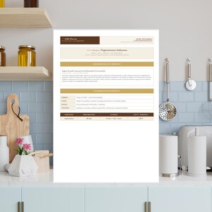 Könnte beinhalten: Ein weißes Dokument mit Text und einem braunen Header wird vor einem Küchenhintergrund angezeigt. Das Dokument mit dem Titel "LMA Flavors" beschreibt "Italienische vegetarische Brühen". Küchenutensilien und Regale mit Gläsern sind sichtbar.