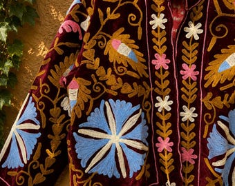 Handbroderad sammets Suzani-jacka för kvinnor Boho folkkonstjacka Blommig kaninkappa Färgglad festivalkläder Hantverksjacka Present till henne