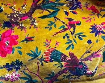 Tela de terciopelo estampada a mano con bloques, estampado de pájaros, tela de tapicería color mostaza.