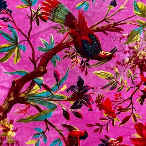 Puede incluir: Una tela de color magenta vibrante con un estampado bot&aacute;nico detallado de aves rojas y azules posadas en ramas marrones. El patr&oacute;n incluye flores de color p&uacute;rpura oscuro, hojas verdes y racimos de peque&ntilde;as bayas rojas.
