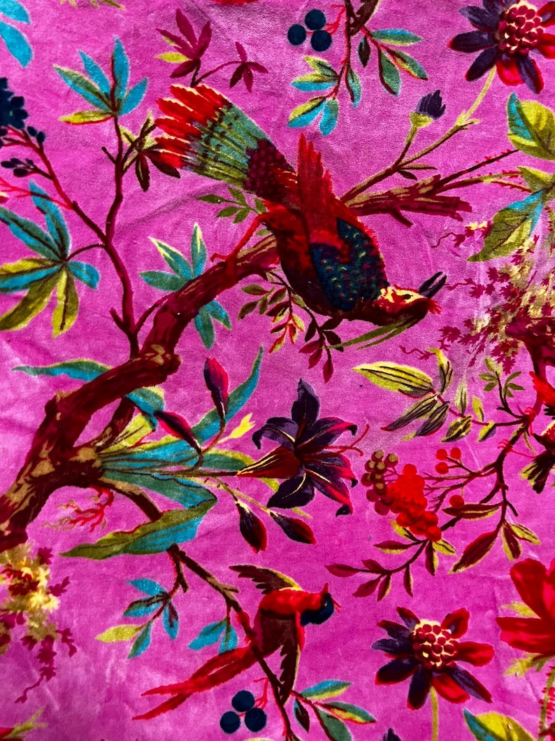 Puede incluir: Una tela de color magenta vibrante con un estampado bot&aacute;nico detallado de aves rojas y azules posadas en ramas marrones. El patr&oacute;n incluye flores de color p&uacute;rpura oscuro, hojas verdes y racimos de peque&ntilde;as bayas rojas.