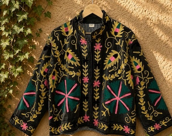 Handgjord blommig sammet grå Suzani-jacka indisk Kantha-sammets blommig traditionell broderad jacka för kvinnor