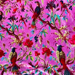 Puede incluir: Una tela de color magenta vibrante con un patr&oacute;n repetitivo de aves coloridas posadas en ramas marrones. El dise&ntilde;o incluye grandes flores rojas, peque&ntilde;as flores amarillas y hojas verdes, creando una densa escena bot&aacute;nica.