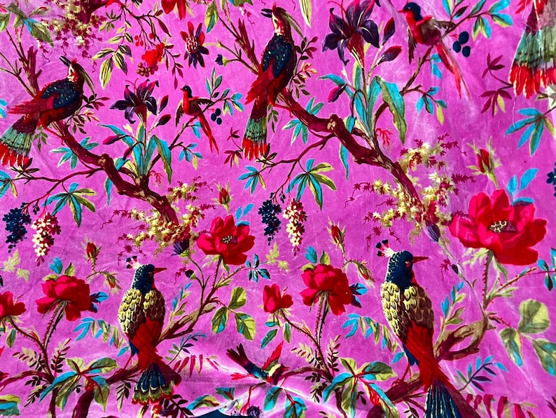 Puede incluir: Una tela de color magenta vibrante con un patr&oacute;n repetitivo de aves coloridas posadas en ramas marrones. El dise&ntilde;o incluye grandes flores rojas, peque&ntilde;as flores amarillas y hojas verdes, creando una densa escena bot&aacute;nica.