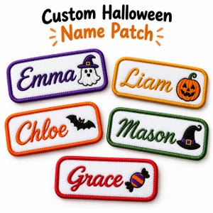 Puede incluir: Cinco parches rectangulares bordados con fondo blanco y bordes de colores. Los parches muestran los nombres Emma, Liam, Chloe, Mason y Grace en varios colores, acompañados de iconos de Halloween como un fantasma, una calabaza, un murciélago, un sombrero y un caramelo.