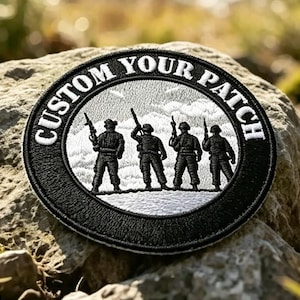 Może przedstawiać: Okrągła haftowana naszywka z czarną obwódką i białym napisem CUSTOM YOUR PATCH. Środek ma białe tło z czarną ilustracją sylwetek czterech żołnierzy stojących w rzędzie, z których każdy trzyma karabin.