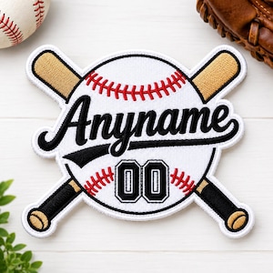 Puede incluir: Un parche bordado circular que presenta una pelota de béisbol blanca con costuras rojas, cruzada por dos bates de béisbol de color canela y negro. El parche muestra el texto negro Anyname sobre los números negros 00, todo sobre un fondo blanco.