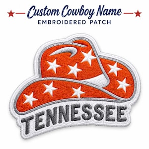 Pode incluir: Um emblema bordado em forma de chapéu de cowboy em laranja brilhante com estrelas brancas e uma borda branca. A palavra TENNESSEE está costurada em letras maiúsculas cinza-escuras na parte inferior. O texto Custom Cowboy Name Embroidered Patch aparece acima.