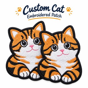 Puede incluir: Dos parches bordados con forma de gatos atigrados naranjas y blancos con rayas negras, ojos grandes y nariz rosa. Sobre los gatos, el texto dice Custom Cat Embroidered Patch con pequeñas huellas de patas naranjas a los lados del texto.