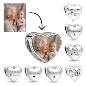 Può includere: Un ciondolo in argento a forma di cuore con una foto personalizzata di una persona anziana e un bambino. Altri modelli di ciondoli presentano testi incisi in tedesco come Immer im Herzen, Du fehlst uns, Ryhe in Frieden, In liebendem Gedenken, Unvergessen, Danke für alles e ali d'angelo.