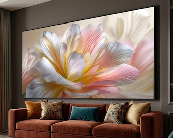Könnte beinhalten: Ein großes rechteckiges Wandbild mit einer Nahaufnahme einer blühenden Blume mit geschichteten Blütenblättern in Weiß-, zarten Rosatönen und Gelb. Das Kunstwerk ist in einem schwarzen Rahmen über einem braunen Samtsofa mit Kissen platziert.