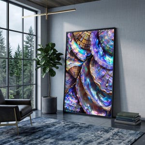 Könnte beinhalten: Ein gerahmter Kunstdruck mit einer Nahaufnahme von schillernden Abalone-Muscheln in Lila, Blau, Gold und Braun. Das Kunstwerk wird in einem modernen Innenraum mit Fenster, Pflanze und Teppich gezeigt.