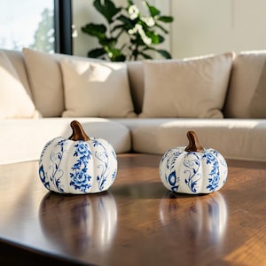 Escultura de abóbora azul e branca, decoração de mesa em porcelana, peça decorativa para prateleira em cerâmica, ornamento para casa em estilo chinês, peça de arte para mesa.
