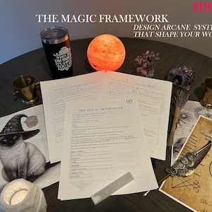 Peut inclure: Une collection de documents imprimés intitulés The Magic Framework, présentant des sections sur les systèmes arcaniques, les applications pratiques et le contrôle de la trame. L'ensemble inclut une illustration de chat avec un chapeau de sorcier.