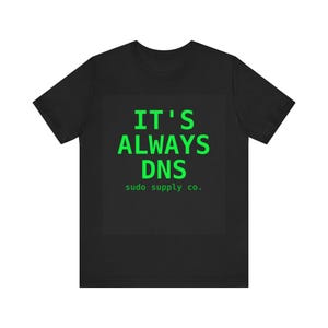 Het is altijd DNS-systeembeheerder T-shirt | Grappig IT-humorcadeau voor netwerkengineers en Linux-beheerders