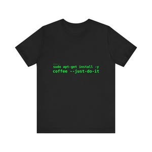 Camiseta con el mensaje "sudo apt-get install -y coffee --just-do-it" / Regalo para administrador de sistemas / Humor informático sobre Linux / Camiseta de DevOps