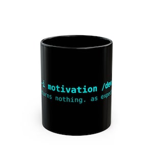 Op de afbeelding: Zwarte keramische mok met de tekst "i motivation /dev turns nothing. as expected" in turquoise. De cilindrische mok heeft een glanzende afwerking. De tekst is in een monospace lettertype.
