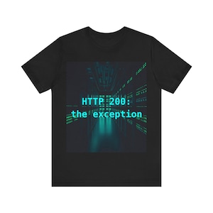 Puede incluir: Camiseta negra con un gráfico color teal. El gráfico presenta una escena de sala de servidores y el texto "HTTP 200: the exception" en teal. La camiseta está hecha de un material suave y tiene cuello redondo clásico.