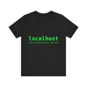 localhost: donde nada funciona igual — Camiseta de administrador de sistemas / Regalo de humor informático para ingeniero de redes DevOps de Linux