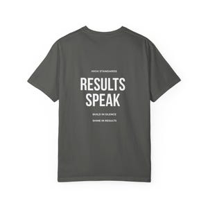 Op de afbeelding: Een antracietgrijs T-shirt met korte mouwen en witte tekst op de achterkant met de woorden HIGH STANDARDS, RESULTS SPEAK, BUILD IN SILENCE en SHINE IN RESULTS. Het shirt heeft een ronde hals en een effen, eenkleurig ontwerp.