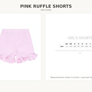 K&ouml;nnte beinhalten: Rosa-wei&szlig; gestreifte Shorts mit ger&uuml;schten S&auml;umen. Der Text lautet PINK RUFFLE SHORTS, SIZE GUIDE, GIRL'S SHORTS, sowie eine Tabelle mit Taillenma&szlig;en von 12M bis 6 in Zoll, mit dem Hinweis, dass die Ma&szlig;e flach liegend genommen wurden.