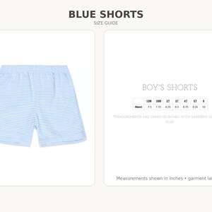 K&ouml;nnte beinhalten: Hellblau-wei&szlig; gestreifte Shorts mit elastischem Bund. Das Bild enth&auml;lt eine Gr&ouml;&szlig;entabelle mit dem Text BLUE SHORTS, SIZE GUIDE, BOY'S SHORTS und einer Tabelle, die Taillenma&szlig;e in Zoll von 12M bis 6 f&uuml;r flach ausgelegte Kleidungsst&uuml;cke auflistet.