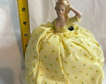 Vintage halvdocka nålkudde | Gul blommig klänning sydocka